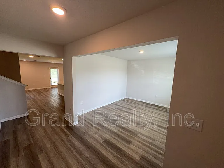 5431 Peach Dr — Photo 2