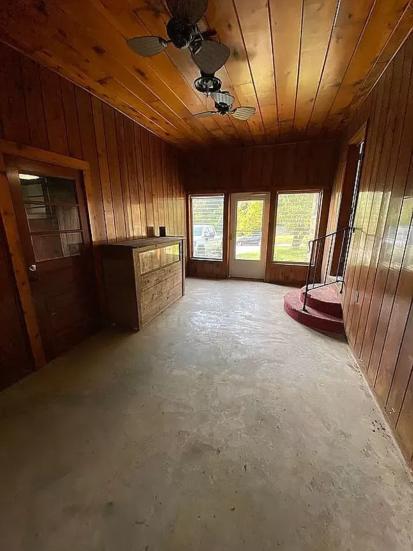 4 bed/2 bath, half acre lot, 100 yards from Memorial Stadium! — Photo 4