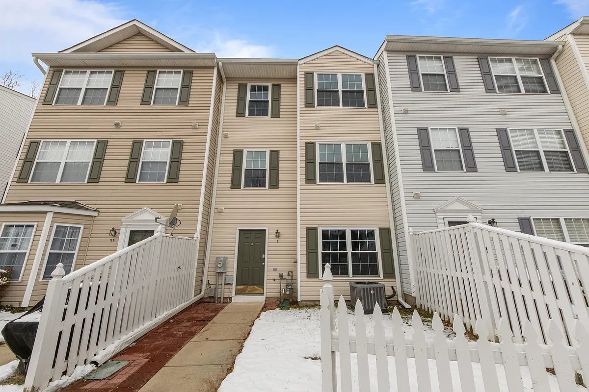 Building Photo - 10 Ironstone Ct #E