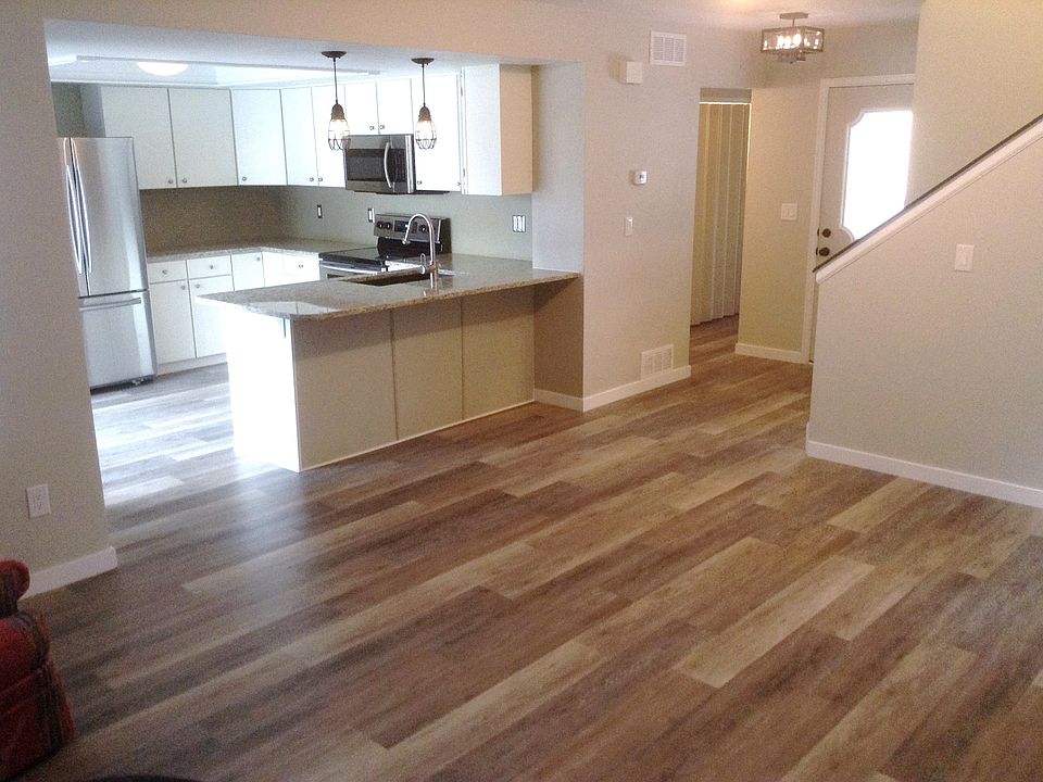 Kitchen/entry