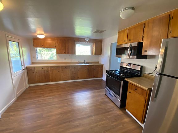Large kitchen (room for table/chairs)