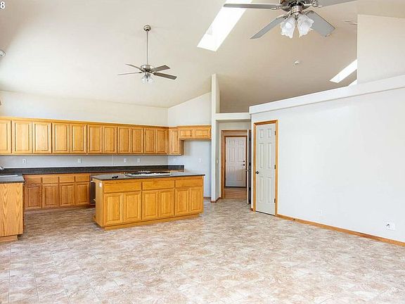 Great Kitchen New refrigerator (not in photo)