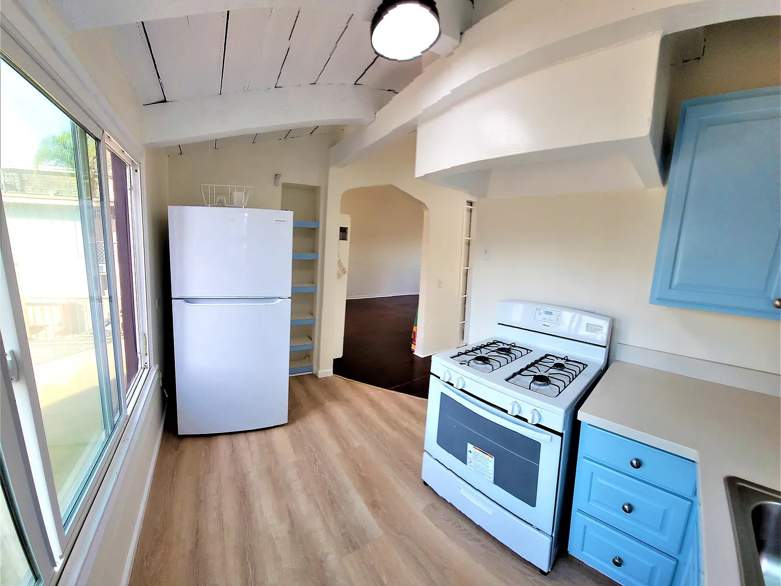 3 bed, 1050 sqft, $3,295 — Photo 4