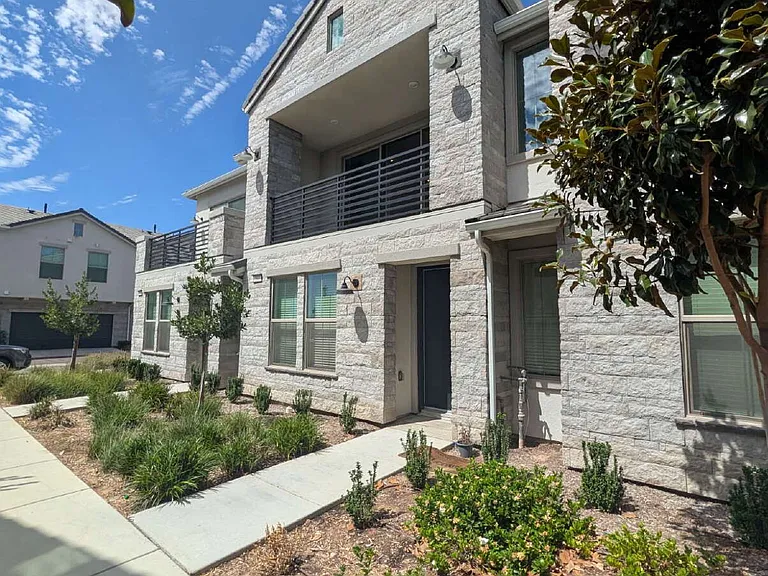 563 N Cindy Ln — Photo 9