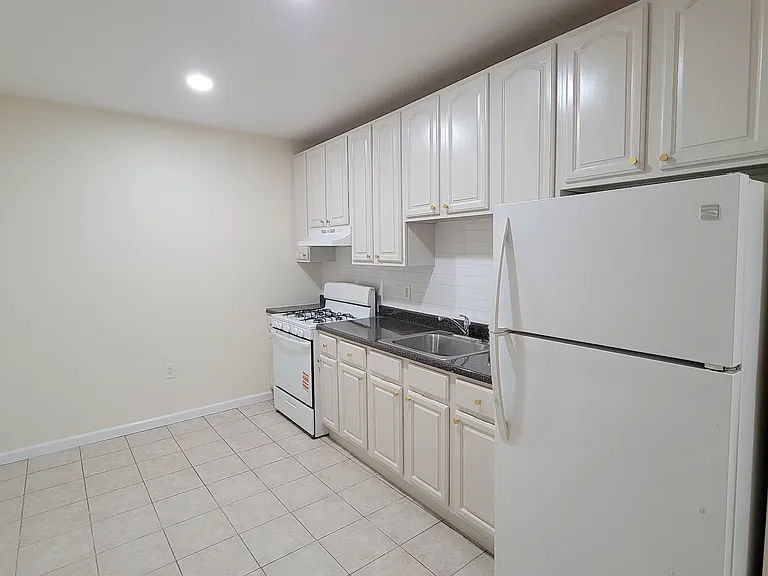 228 Orchard St #1R — Photo 13