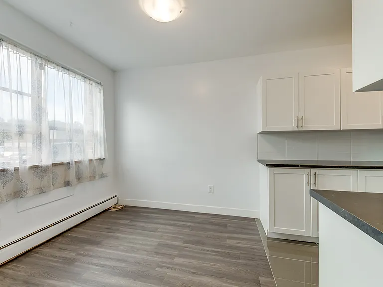 640 Guelph Line — Photo 13