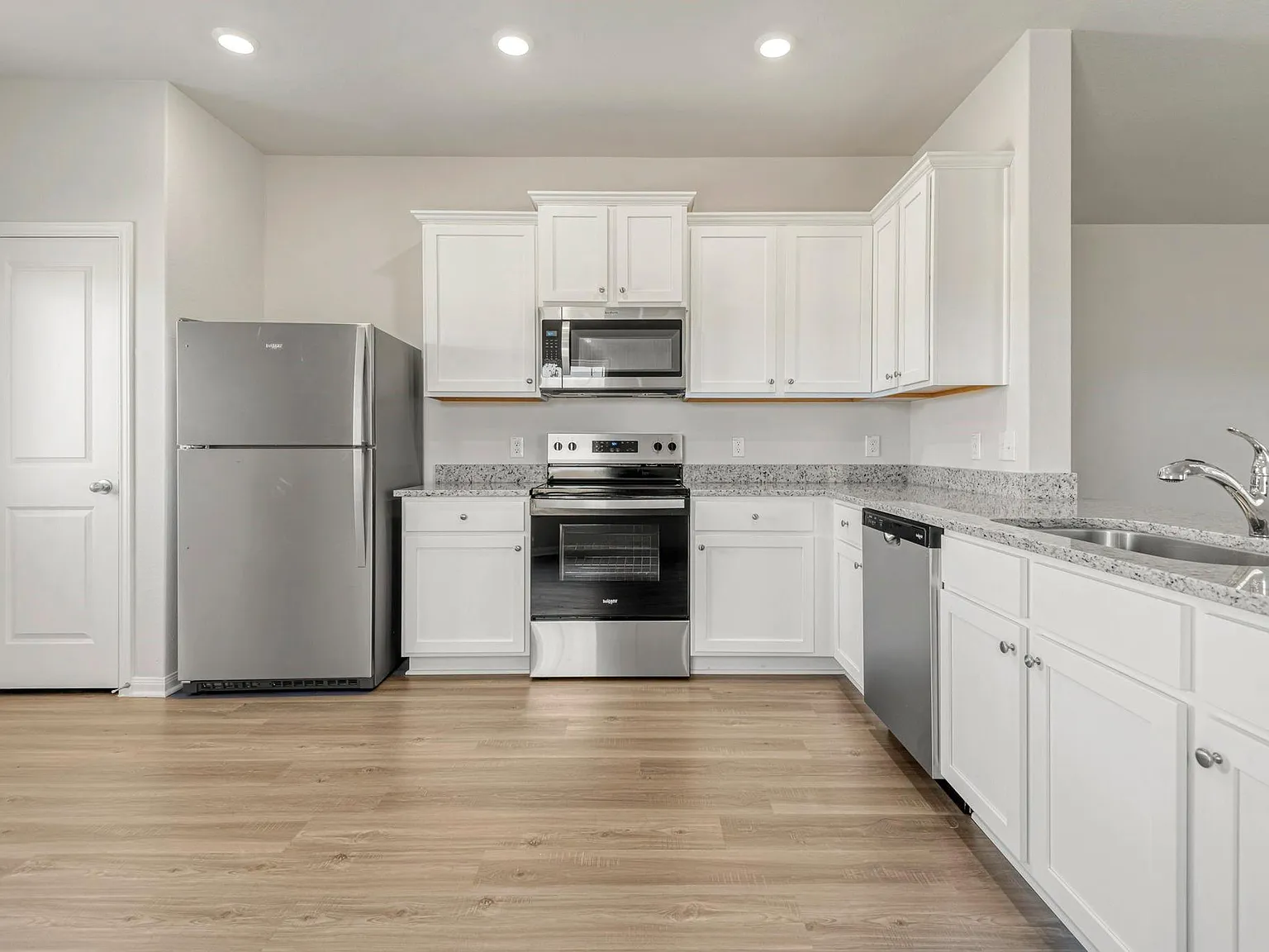3 bed, 2.0 bath, 1260 sqft, $2,285 — Photo 2