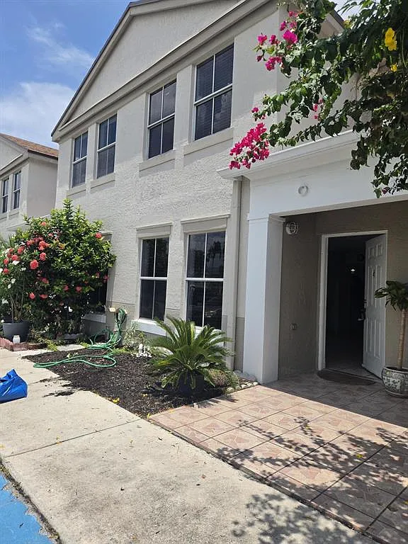 3 bed, 2.5 bath, 1520 sqft, $3,150 — Photo 2