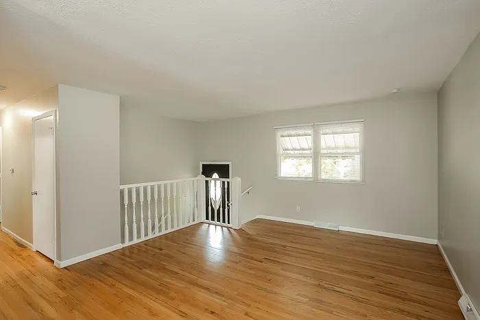 909 Ridge Dr — Photo 2