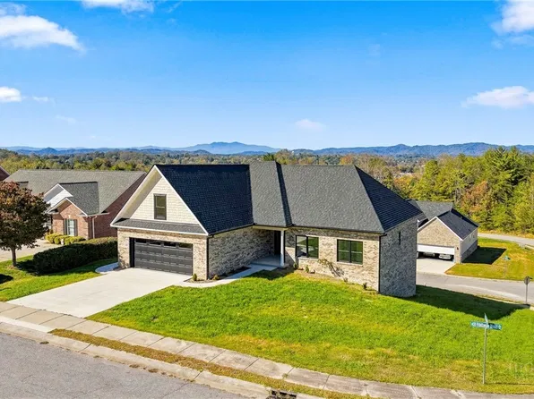 426 Huntington Woods St SE, Lenoir, NC 28645