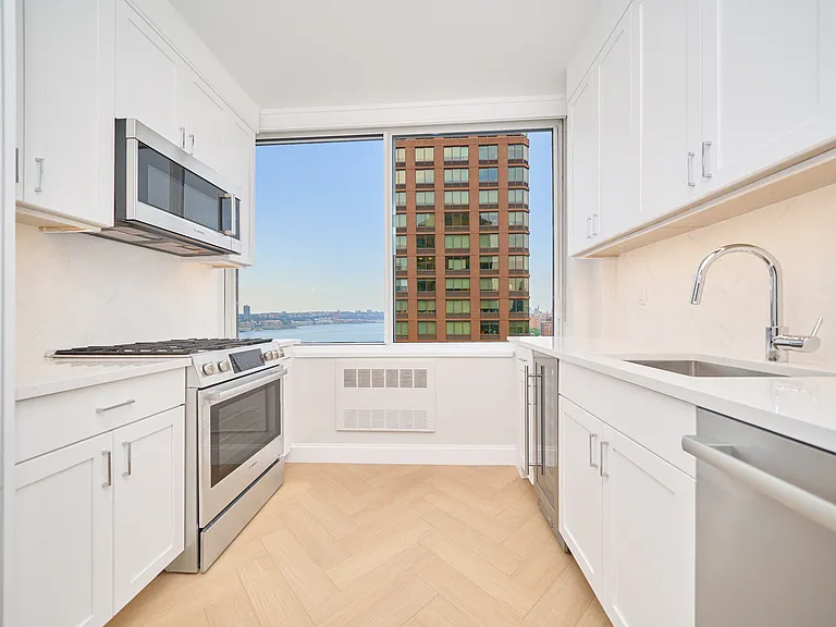 160 Riverside Blvd #25A — Photo 9