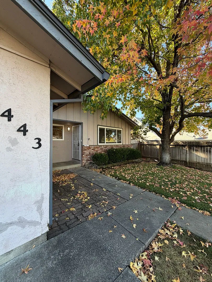 Well maintained home! Beautiful backyard! 3 bedroom/2 bath! — Photo 4