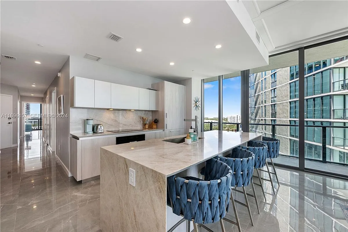 Building Photo - 480 NE 31st St #1207