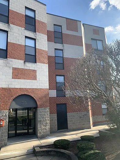 35 Vine St #203