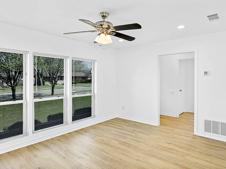 2604 Danny Ln — Photo 2