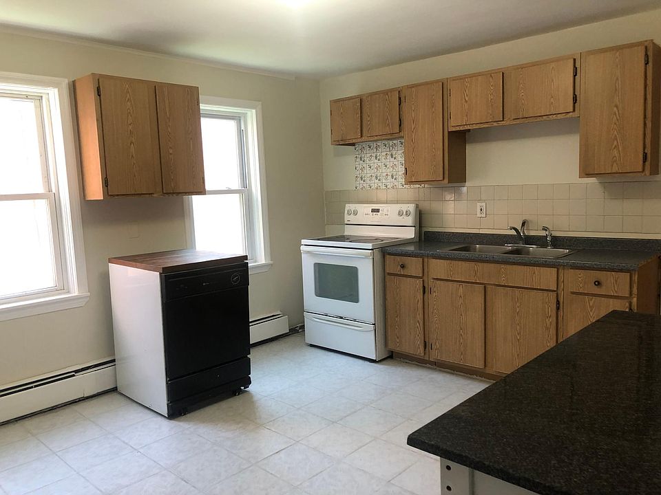 Spacious Kitchen that was freshly painted.