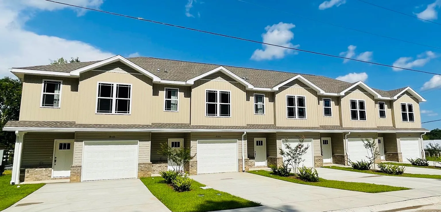 3 bed, 2.5 bath, 1393 sqft, $1,495 — Photo 1