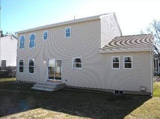 17 Rotterdam St, Huntington, NY 11743
