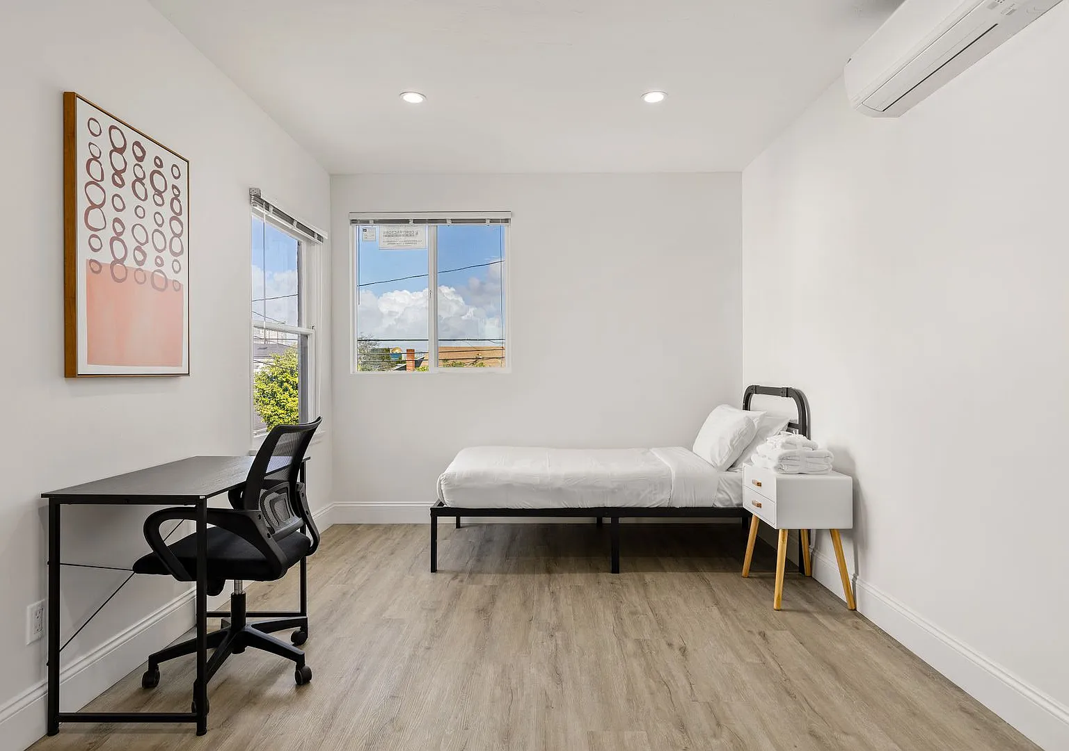 A 5 bedroom, 3 bathroom apartment with common areas and a fully functional kitchen at 1740 Kelton... — Photo 2