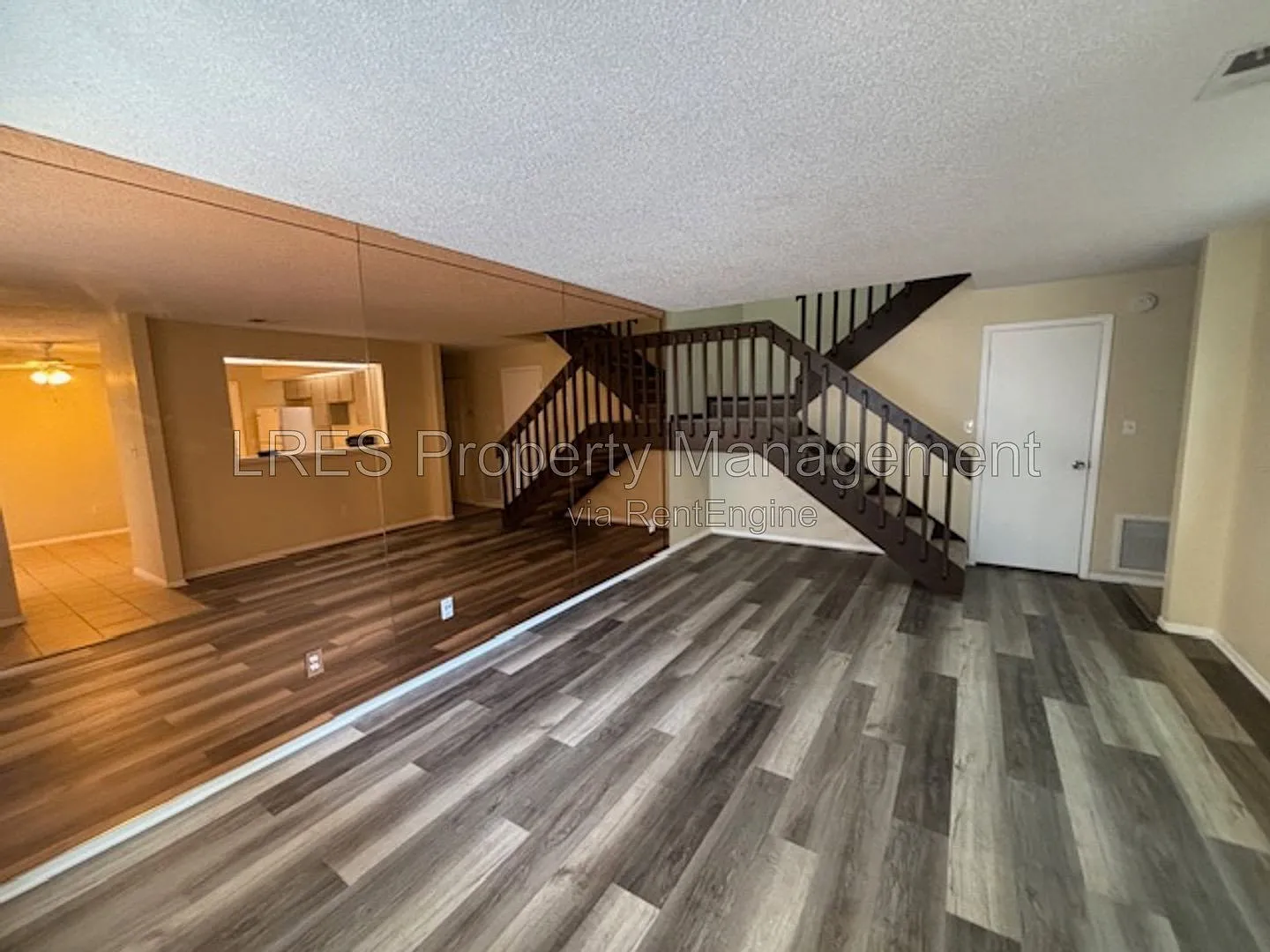 2 bed, 1.5 bath, 1061 sqft, $1,399 — Photo 4