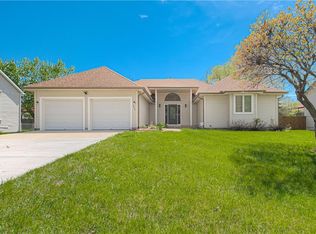 905 Lewis Dr, Leavenworth, KS 66048