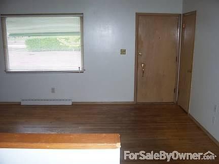 Beautiful 2 1/2 Garage and huge driveway