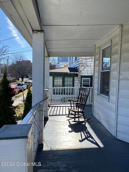5th image of 522 Warren Street