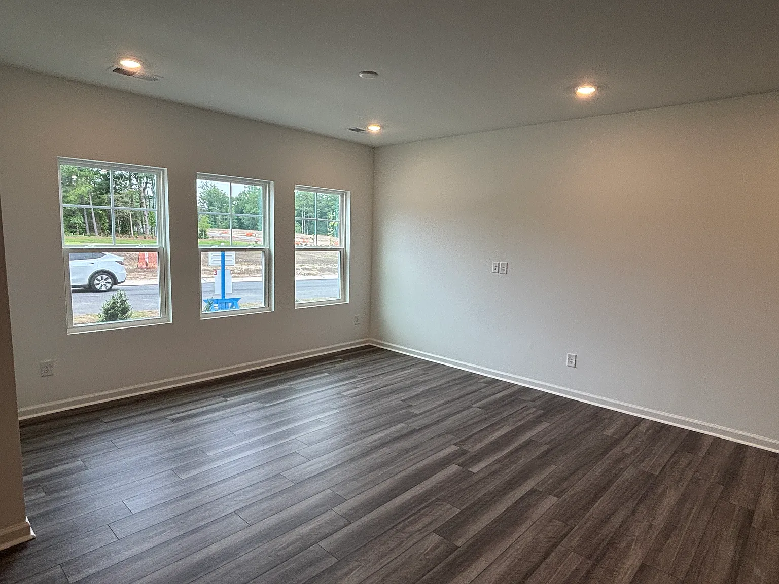 3 bed, 1939 sqft, $2,045 — Photo 4
