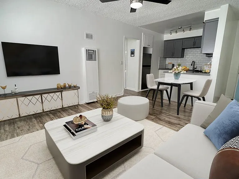Eden Roc Apartments — Photo 16