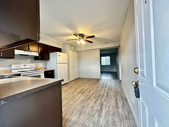 2nd image of 824 E Ridgely Ave #4
