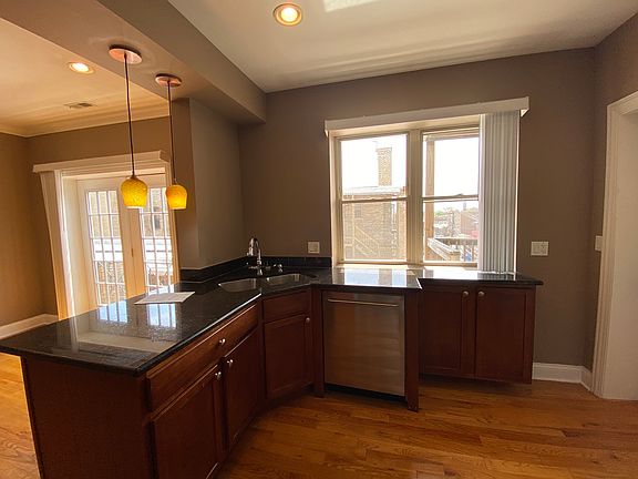 5th image of 2707 W Glenlake Ave #3