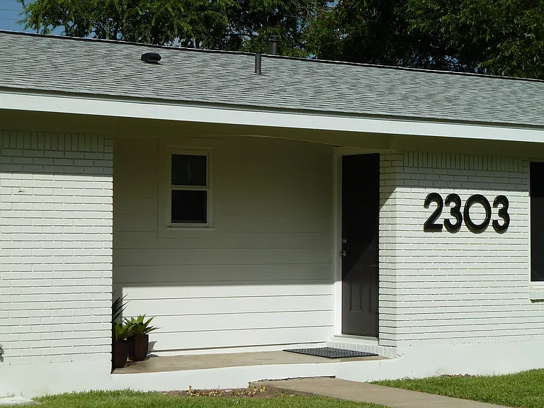 2303 Devonshire Dr — Photo 2