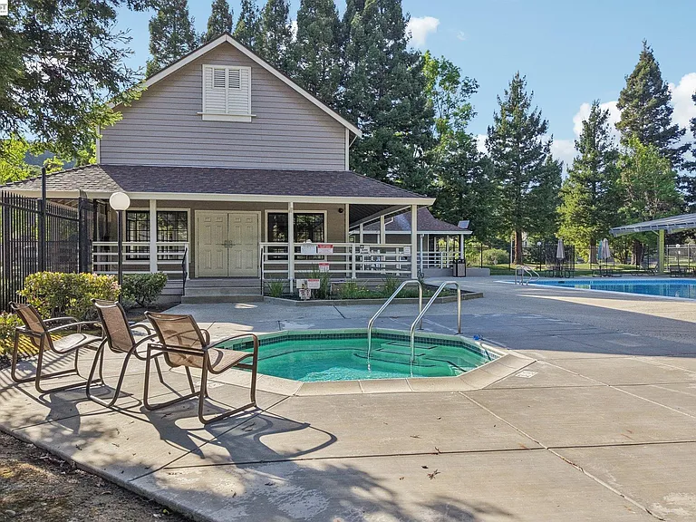 1825 Ridgeland Cir — Photo 18