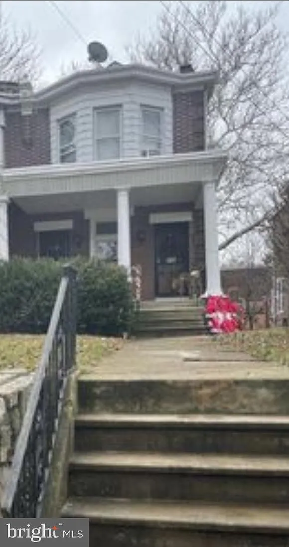 3 bed, 1.0 bath, 1000 sqft, $1,900 — Photo 1