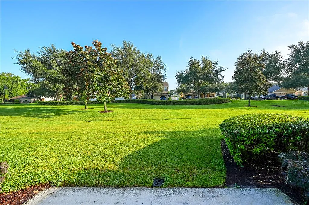 4 bed, 3.5 bath, 2052 sqft, $2,400 — Photo 2