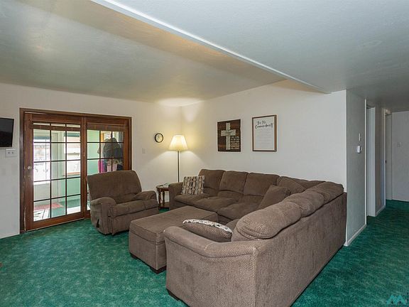 3rd image of 1310 Meadow Ln