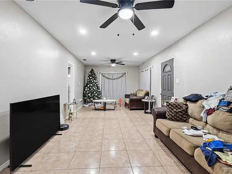 700 E Sam Houston Blvd — Photo 4
