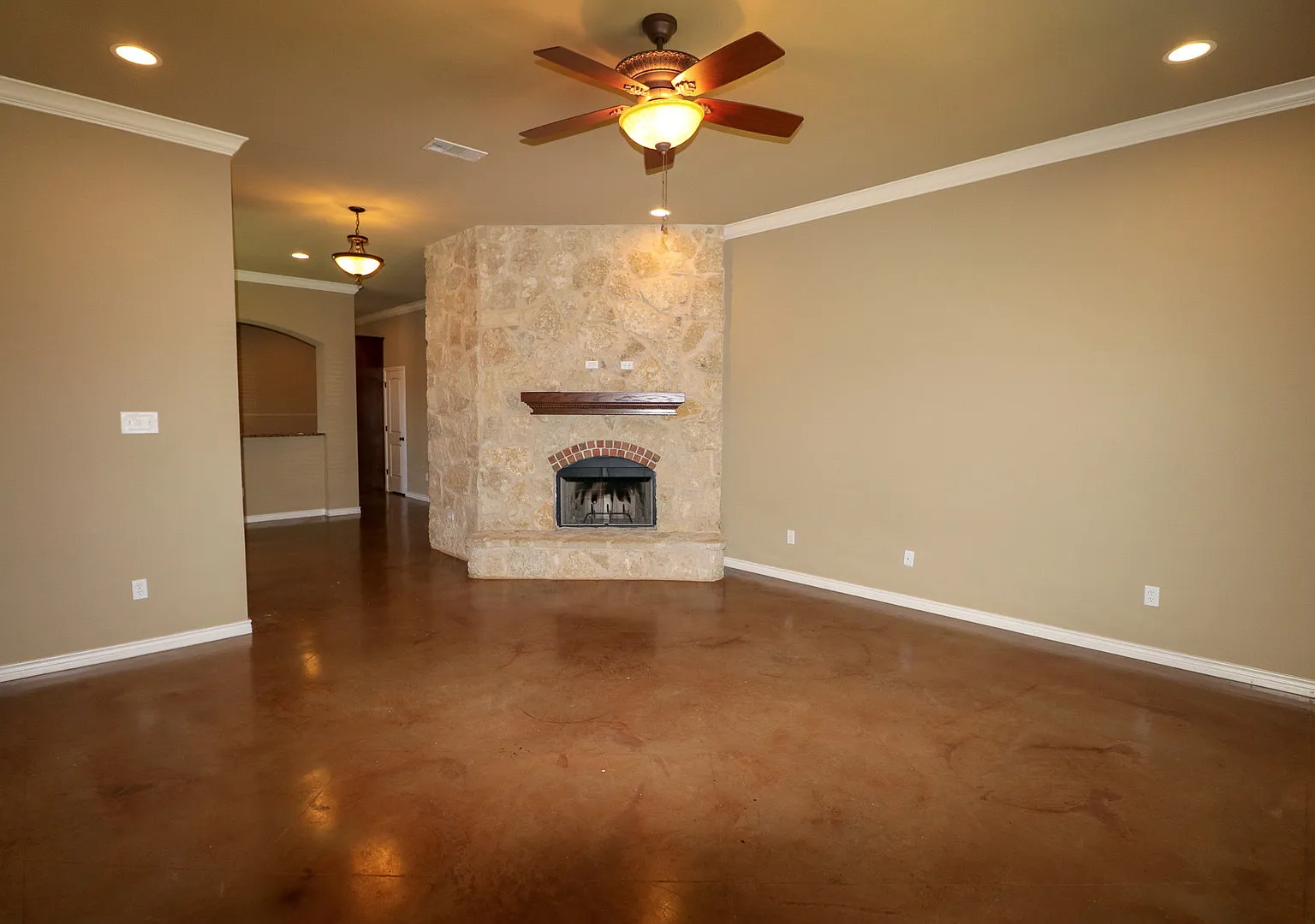 Available Now: 4 bedroom house — Photo 2