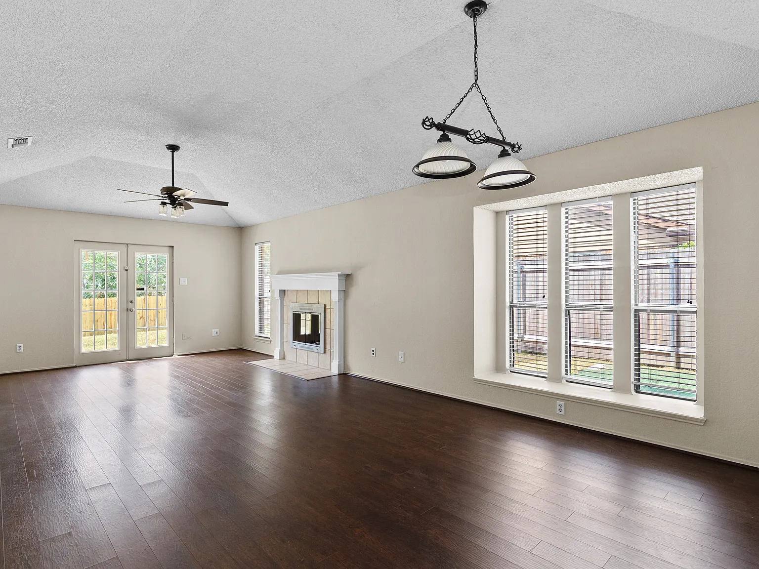 3 bed, 1392 sqft, $1,850 — Photo 2