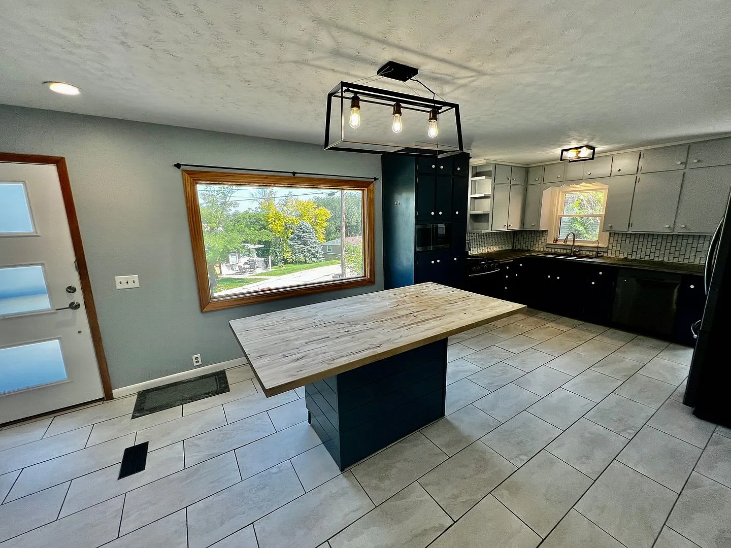 Updated 4 Bed 2 Bathroom House near East HyVee! — Photo 4
