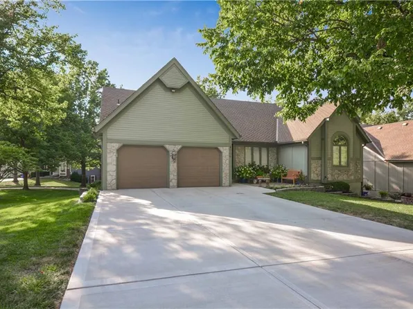 11636 S Parkwood Dr, Olathe, KS 66061