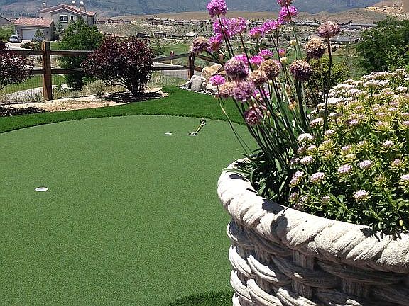 Putting green - VIEW !!