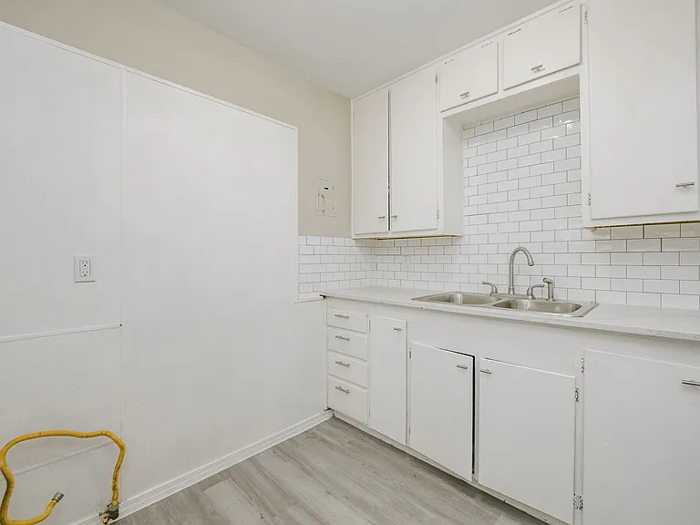 2304 SW 8th Ave #3 — Photo 5