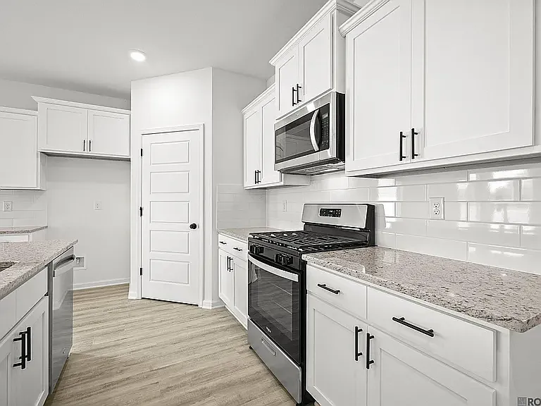 5 bed, 2029 sqft, $2,800 — Photo 2