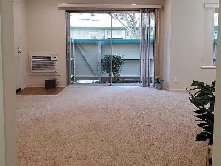 Live Oak Apartments — Photo 4