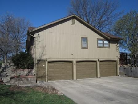 3 CAR SIDE-ENTRY GARAGE