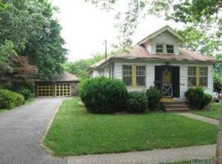 30 Walnut Ave E, Farmingdale, NY 11735