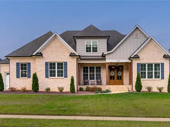 1217 Maple Chase Ln, Winston Salem, NC 27106