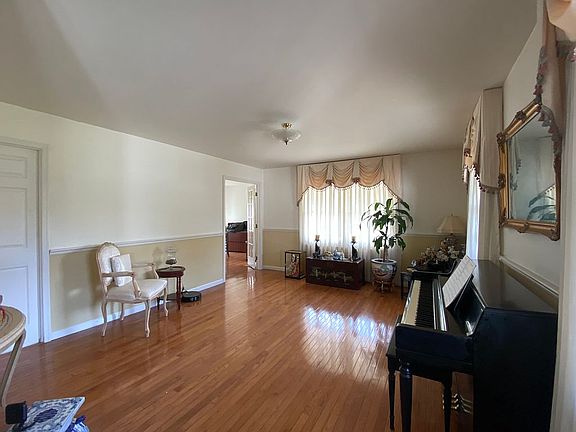 Living room 17’x13’