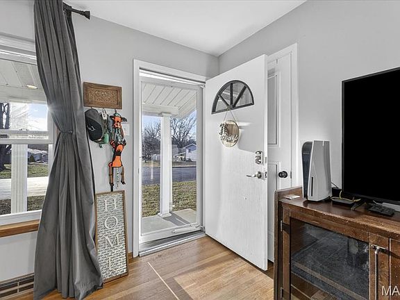 3rd image of 2534 Leonard Dr